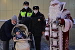 Полицейский Дед Мороз поздравил зеленоградцев с наступающим Новым годом