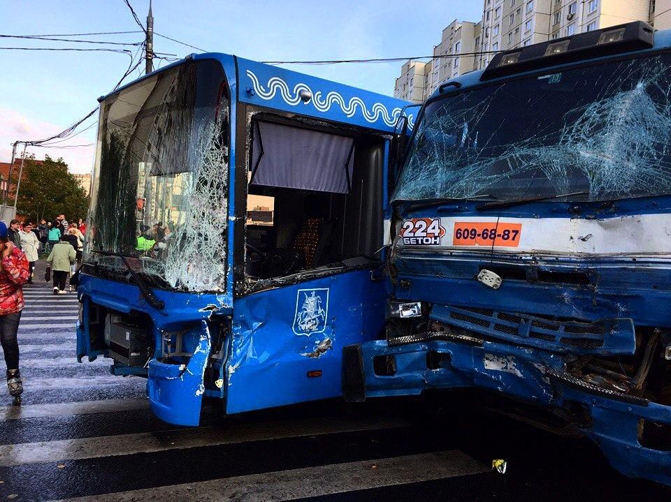 Изменения автобусов зеленоград. Автобусы Зеленоград. Автобус врезался в автобус на улице Ломоносова.