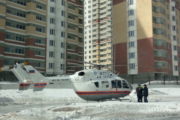 Медицинский вертолет в Андреевке. Фото очевидца из сообщества «ЗелАО AUTO | Зеленоград» в соцсети «ВКонтакте»