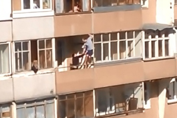 Участковый снимает агрессивного мужчину с балкона. Кадр из видео очевидца