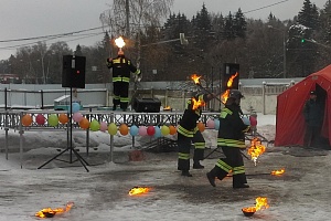 Показательные выступления пожарных. Фото МЧС Зеленограда