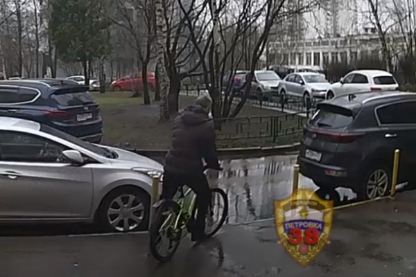 Подозреваемый уезжает на краденном велосипеде. Кадр из видео УВД Зеленограда