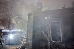 Под Зеленоградом сгорел заброшенный деревянный дом