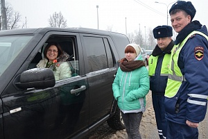 Инспекторы ГИБДД поздравили женщин с 8 марта. Фото ГИБДД Зеленограда