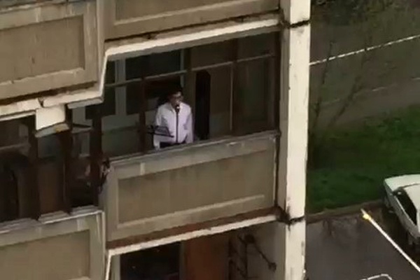 Певец на балконе. Кадр из видео очевидца