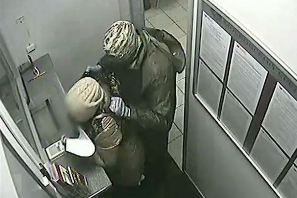 Грабитель в отделение банка с заложником. Кадр из оперативного видео МВД