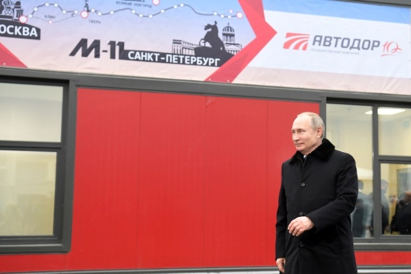Владимир Путин на открытии трассы «Нева». Фото с сайта russian.rt.com