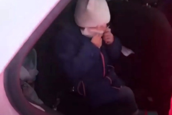 Найденный ребенок в полицейской машине. Кадр из видео пресс-службы МВД РФ