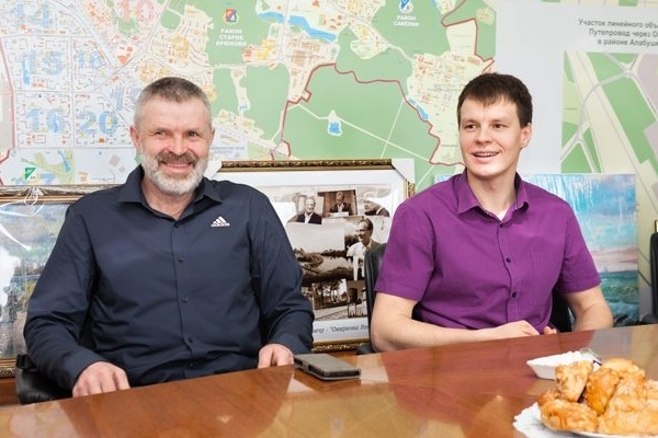 Матвей Елисеев (справа) с отцом Павлом Константиновичем. Фото с сайта zelao.ru