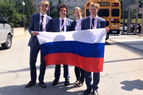 Ален Коспанов (второй слева) и другие участники сборной России в Квебеке. Фото с сайта edu.gov.ru