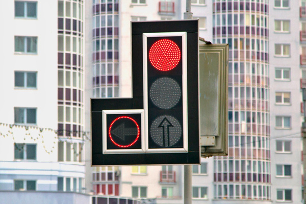 Поворотная секция с красной подсветкой на светофоре. Фото с сайта drive.ru
