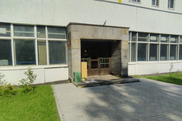 Вход в бывший книжный магазин. Фото из аукционной документации с сайта investmoscow.ru