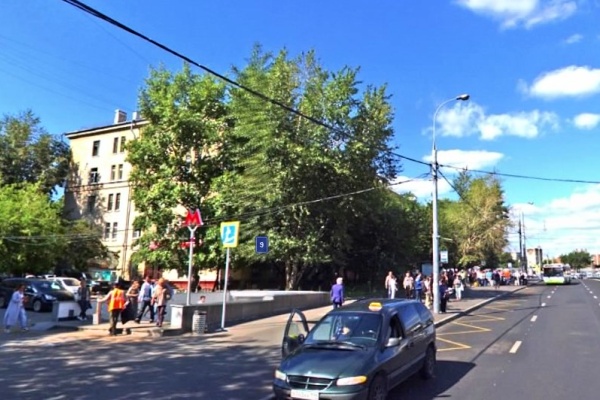 Выход со станции «Тушинская» к остановке автобуса 400Т. Фрагмент панорамы с сервиса Атлас Москвы