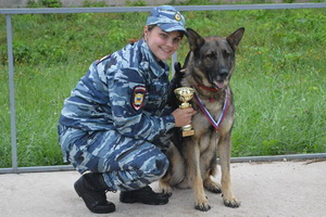 Инспектор-кинолог Елена Хоменко с псом Троном. Фото УВД Зеленограда