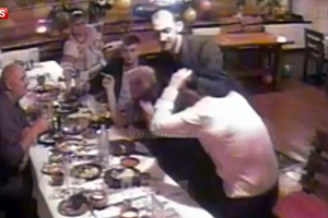 Драка в ресторане. Скриншот с видео Lifenews.ru