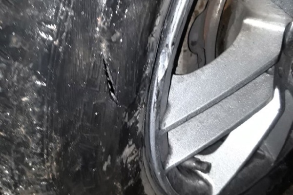 Колесо одной из поврежденных машин. Фото из Instagram voditel_zelenograda
