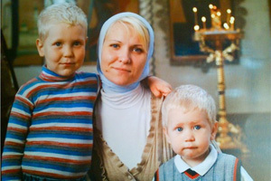 Мальчик Миша, его мама и двухлетний брат. Фото из группы в vk.com