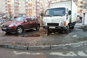 Припаркованные на газоне автомобили. Фото Дмитрия Л. из обращения в интернет-приемную префектуры