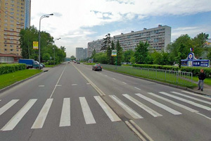 Пешеходный переход на Солнечной аллее напротив супермаркета «Перекресток». Скриншот с сервиса maps.ya.ru