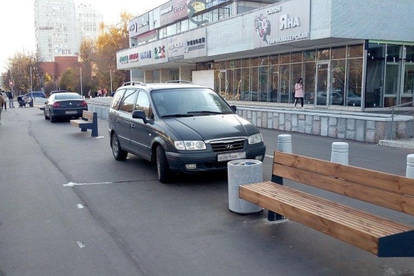 Автомобили на пешеходной зоне Центрального проспекта. Фото с сайта zelao.ru