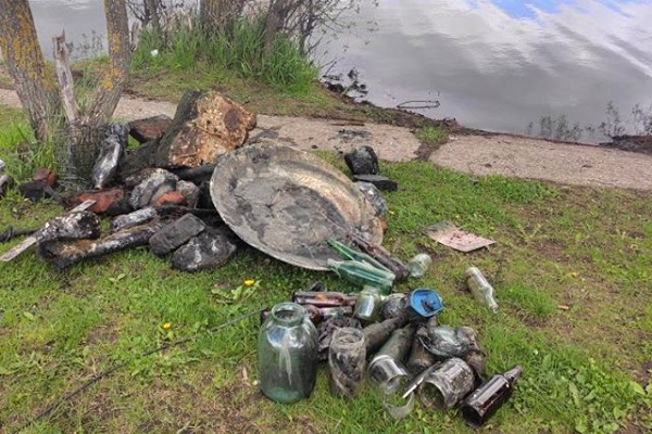 Груды мусора со дна Школьного озера. Фото прислала @elenaprofistylist