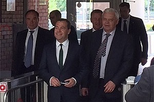 Дмитрий Медведев и ректор МИЭТа Юрий Чаплыгин на проходной вуза. Фото из Instagram @magusch