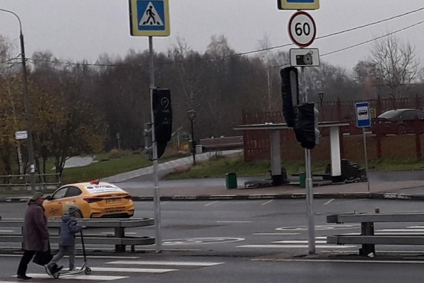 Новый светофор на месте гибели пешехода напротив хосписа. Архивное фото «Зеленоград24»