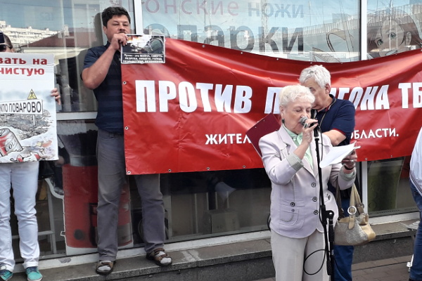 Павел Шелков с красным транспарантом на митинге 16 июня. Архивное фото «Зеленоград24»