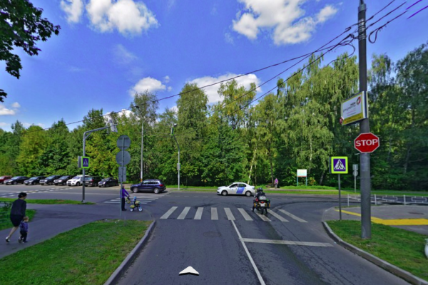 Место ДТП на улице Летчика Полагушина. Фрагмент панорамы с сервиса Яндекс.Карты