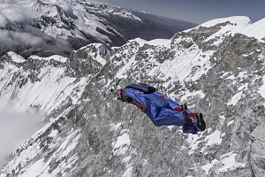 Прыжок Валерия Розова с горы Уаскаран в Перу. Фото: redbull.com