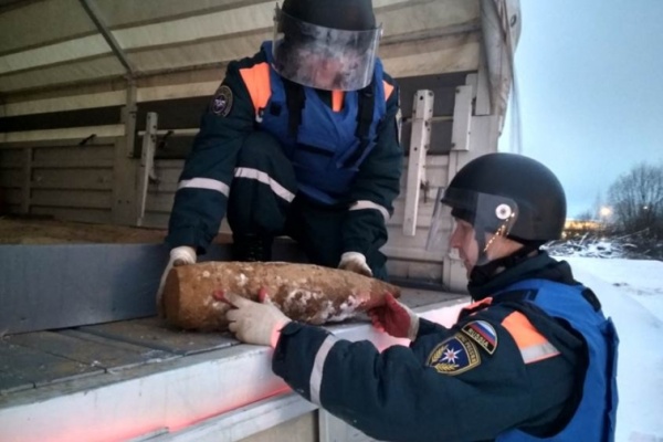 Саперы вывозят снаряд. Фото с сайта csoor.mchs.ru