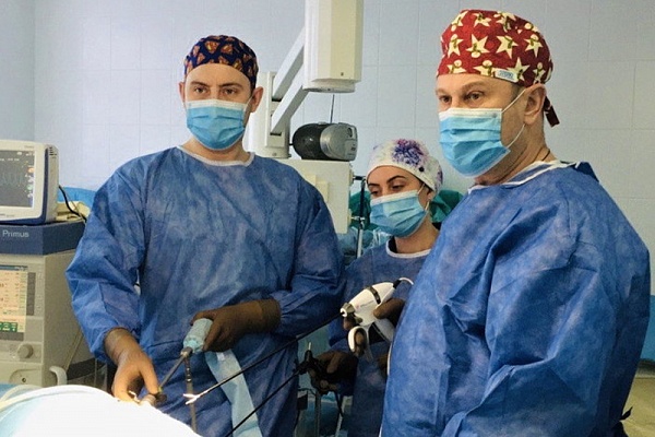Хирурги во время операции. Фото пресс-службы ГКБ им. М.П. Кончаловского
