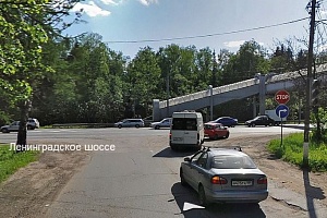 Выезд из Ржавок на Ленинградское шоссе. Фрагмент панорамы с сервиса Яндекс.Карты