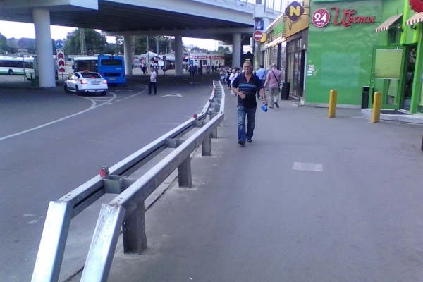 Дорожные ограждения возле станции Крюково. Фото прислал Леонид Ханбеков