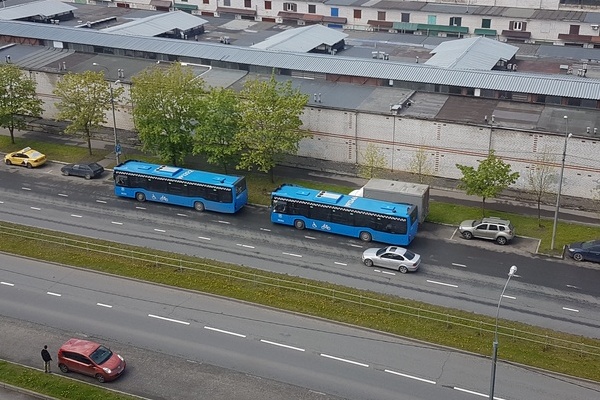 Отстой автобусов напротив корпуса 1624. Фото очевидца