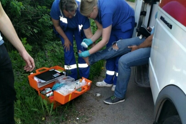 Медики оказывают первую помощь пострадавшему в ДТП мотоциклисту. Фото из группы из сообщества «МОТОМОСКВА.ДТП 8-800-775-17-34» в соцсети «ВКонтакте»