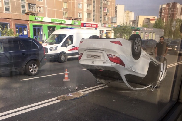Перевернувшийся Hyundai Solaris на Новокрюковской улице. Фото очевидца