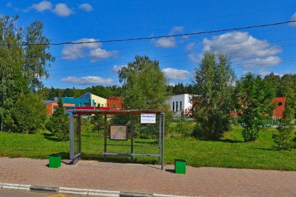Школа и остановка на Железнодорожной улице. Фрагмент панорамы с сервиса Яндекс.Карты