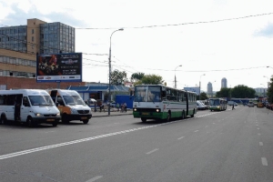 Конечная автобусная остановка у метро «Тушинская»