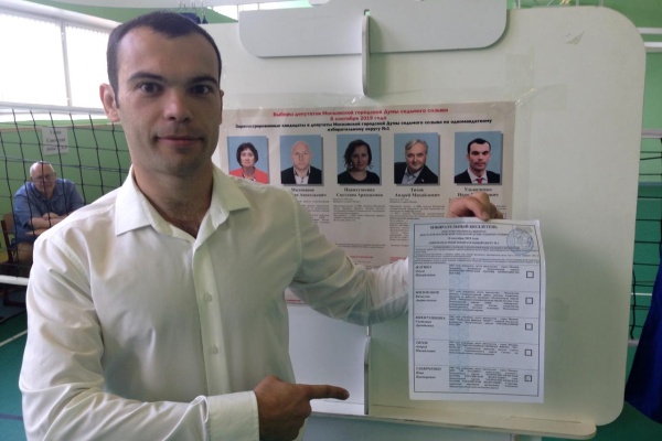 Иван Ульянченко на избирательном участке. Фото с личной страницы в соцсети «ВКонтакте»