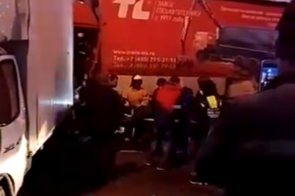 Спасатели достают пострадавшего в ДТП. Кадр из видео очевидца